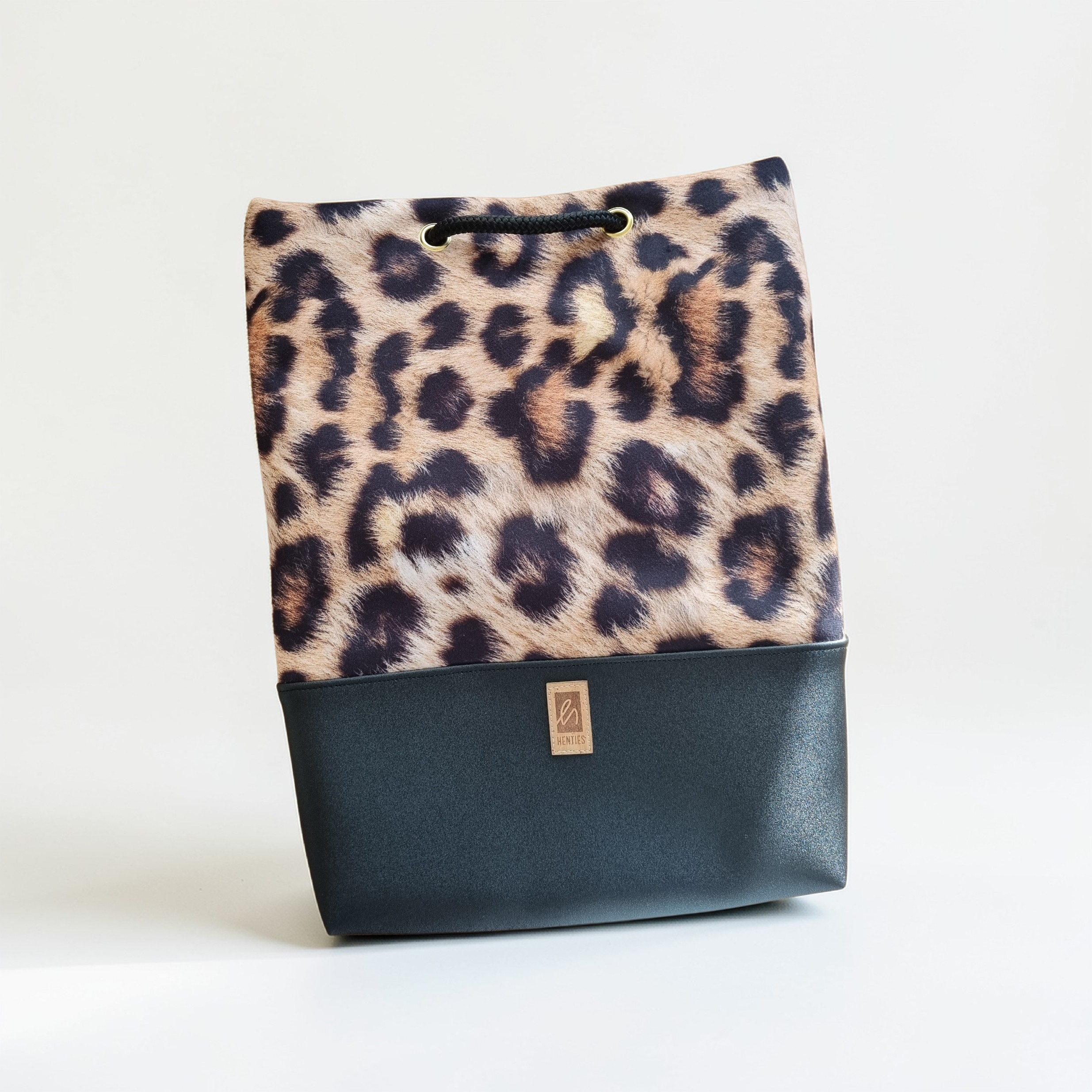 LERKE | 2-in-1 Tasche und Rucksack | schwarz/Leo