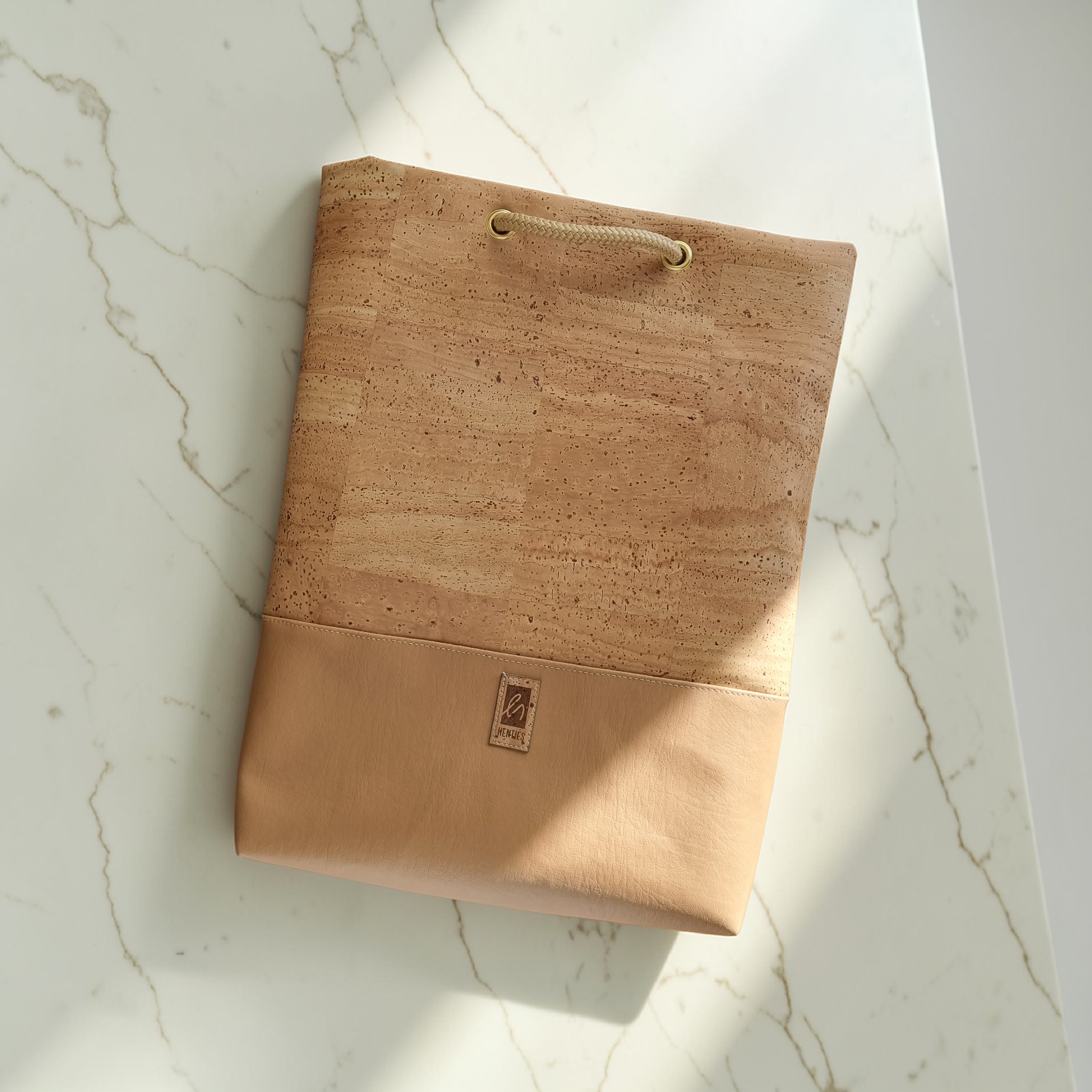 LERKE | 2-in-1 Tasche und Rucksack | kork/camel